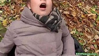 Парень трахает молоденькую ПТУшницу в парке на скамейке