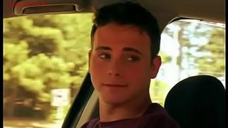 Парень поцеловал на парковке зрелую мамину подругу и выебал её в отеле